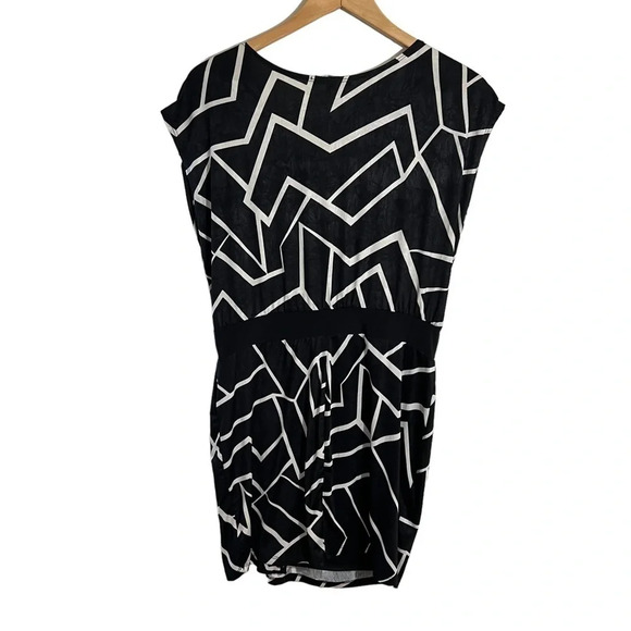 Fashion to Figure Black and White Geometric Print Blouse Plus 1X Draped V Neck - Picture 3 of 5